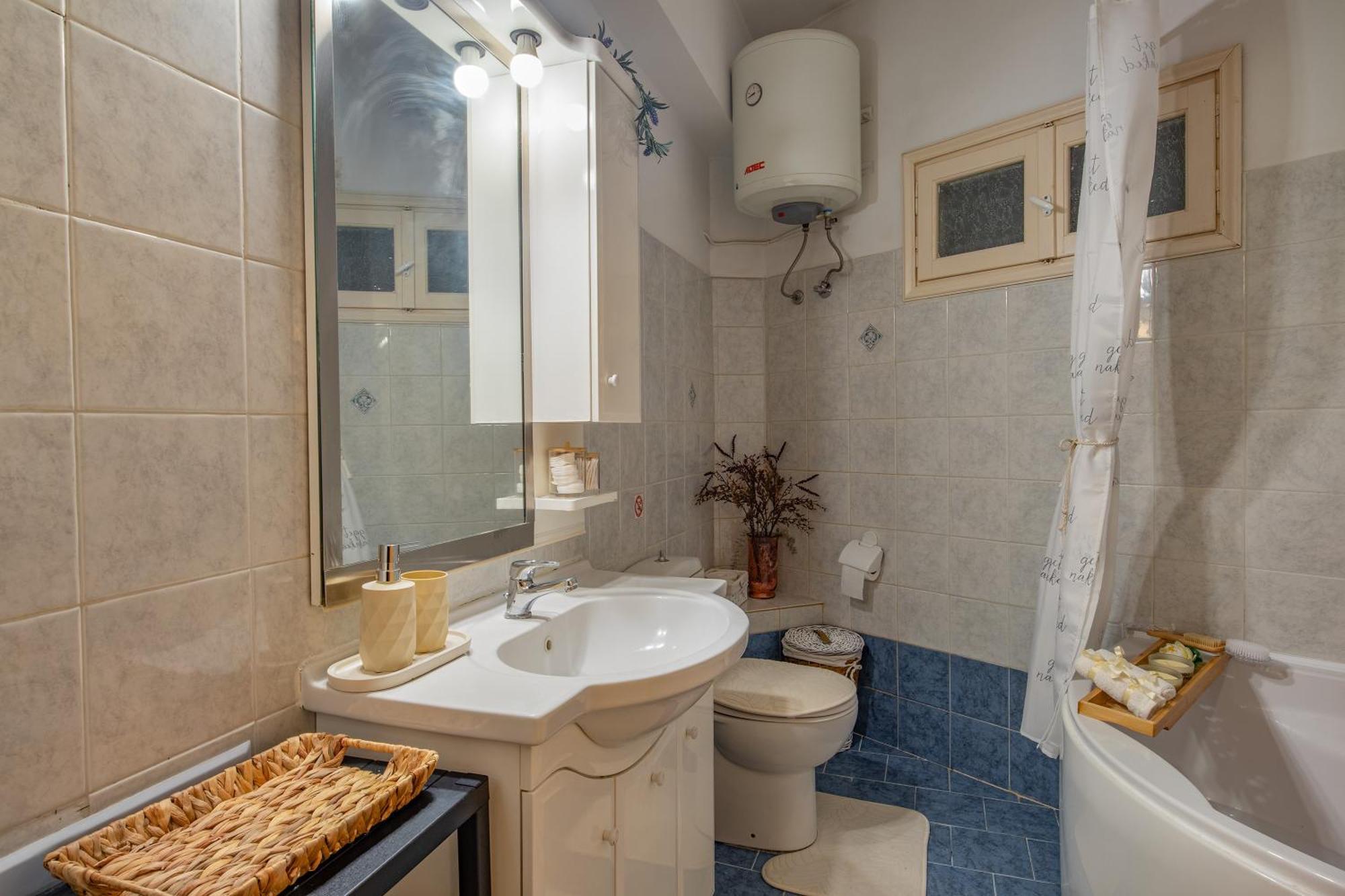 House Of Velenia - 2 Bedroom Near Old Town, Airport And Bus Station Apartament