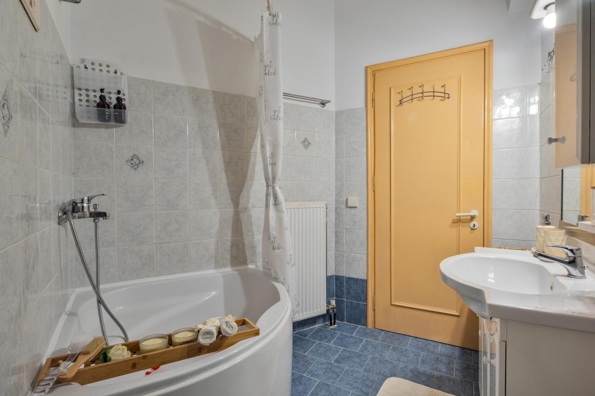 House Of Velenia - 2 Bedroom Near Old Town, Airport And Bus Station Apartament